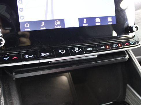 Used 2024 Jeep Wagoneer Series II w/ Flexible Seating Group RWD image 25