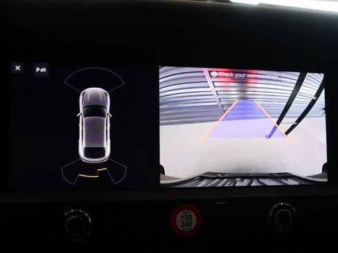 Certified 2025 Porsche Macan AWD/4WD image 18