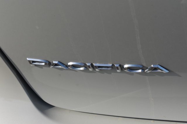 Used 2019 Chrysler Pacifica Limited w/ Tire & Wheel Group FWD image 13