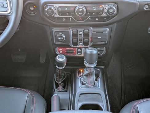 Used 2021 Jeep Wrangler Unlimited Rubicon AWD/4WD image 13