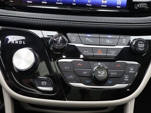 Used 2024 Chrysler Pacifica Limited image 26