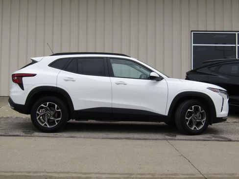 Used 2025 Chevrolet Trax LT w/ LT Convenience Package FWD image 2