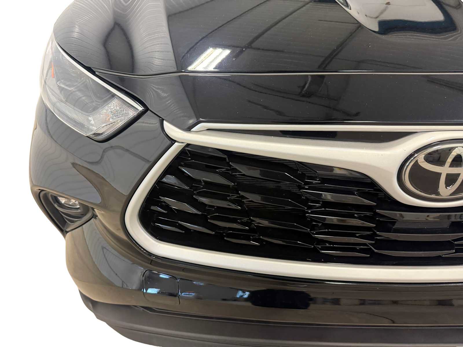 Used 2024 Toyota Highlander LE AWD/4WD image 4