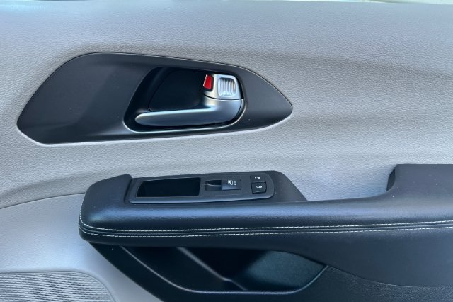 Used 2024 Chrysler Pacifica Limited FWD image 20
