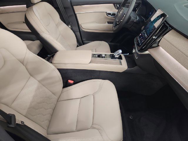 New 2026 Volvo XC90 T8 Plus w/ Protection Package Premier AWD/4WD image 3
