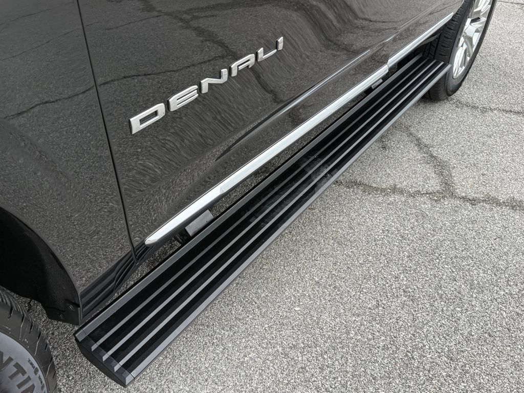 Used 2025 GMC Yukon Denali w/ Sun & Power Step Package AWD/4WD image 9