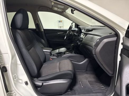 Used 2017 Nissan Rogue SV FWD image 21