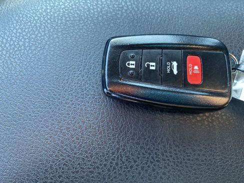 Used 2021 Toyota Camry LE image 33