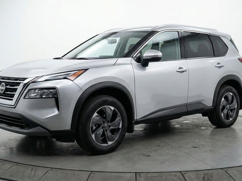 Used 2025 Nissan Rogue SV AWD/4WD image 3