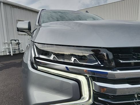 Used 2024 Chevrolet Suburban LT w/ Luxury Package AWD/4WD image 12