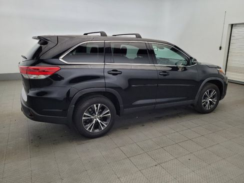 Used 2019 Toyota Highlander LE AWD/4WD image 10