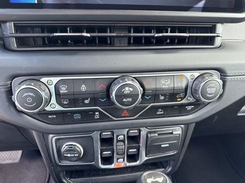 Used 2025 Jeep Wrangler Unlimited Sahara image 25