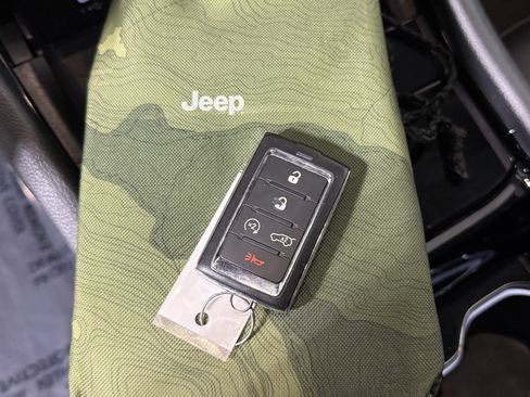 Used 2023 Jeep Grand Cherokee Limited w/ Luxury Tech Group II image 25