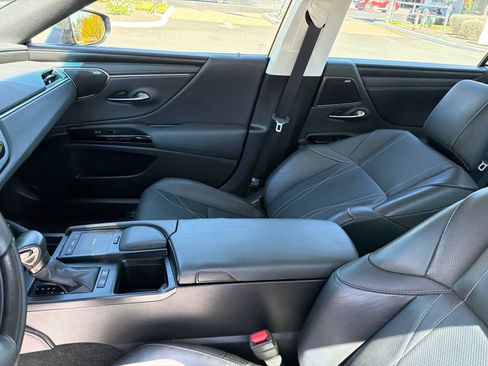 Used 2022 Lexus ES 300h w/ Luxury Package FWD image 6
