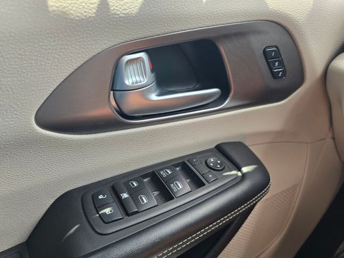Used 2021 Chrysler Pacifica Touring-L FWD image 22