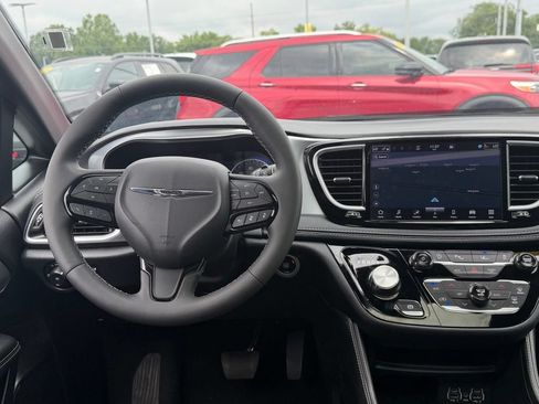 Used 2025 Chrysler Pacifica Limited FWD image 21