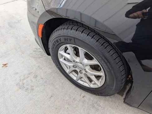 Used 2024 Chrysler Pacifica Touring-L image 7