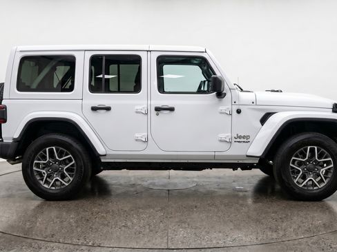 Used 2025 Jeep Wrangler Unlimited Sahara AWD/4WD image 11