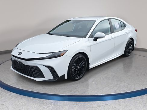 Used 2025 Toyota Camry SE image 1