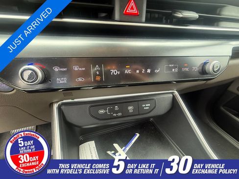 Used 2025 Kia Carnival FWD image 17