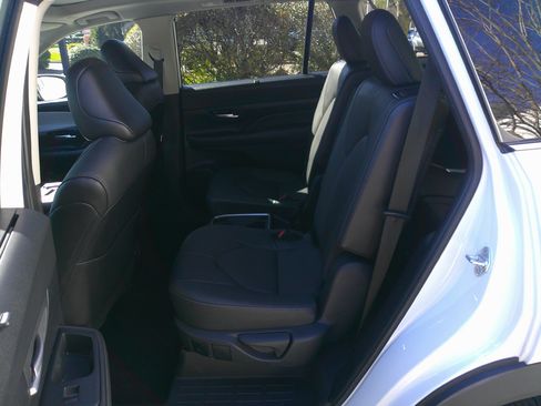 Used 2024 Toyota Grand Highlander Limited image 31