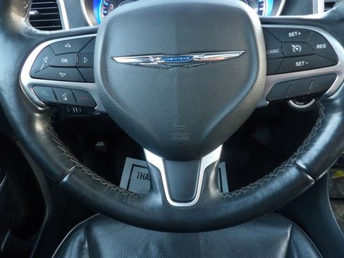 Used 2016 Chrysler 300 C image 23