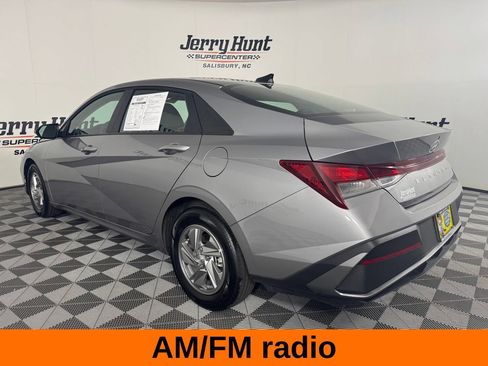 Used 2025 Hyundai Elantra SE FWD image 10