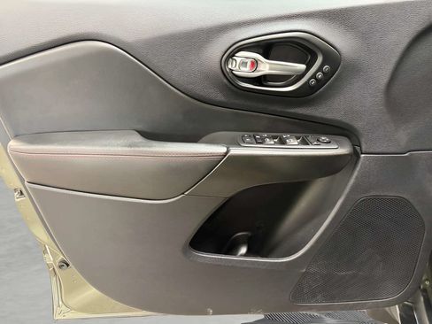 Used 2021 Jeep Cherokee Trailhawk AWD/4WD image 18