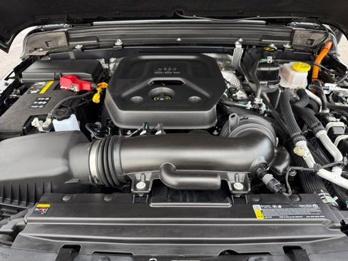 Used 2025 Jeep Wrangler Unlimited Sahara image 40