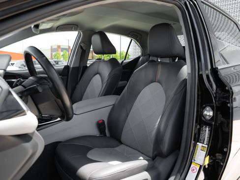 Used 2018 Toyota Camry XLE FWD image 21