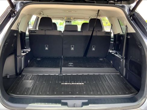 Used 2023 Toyota Highlander LE image 34