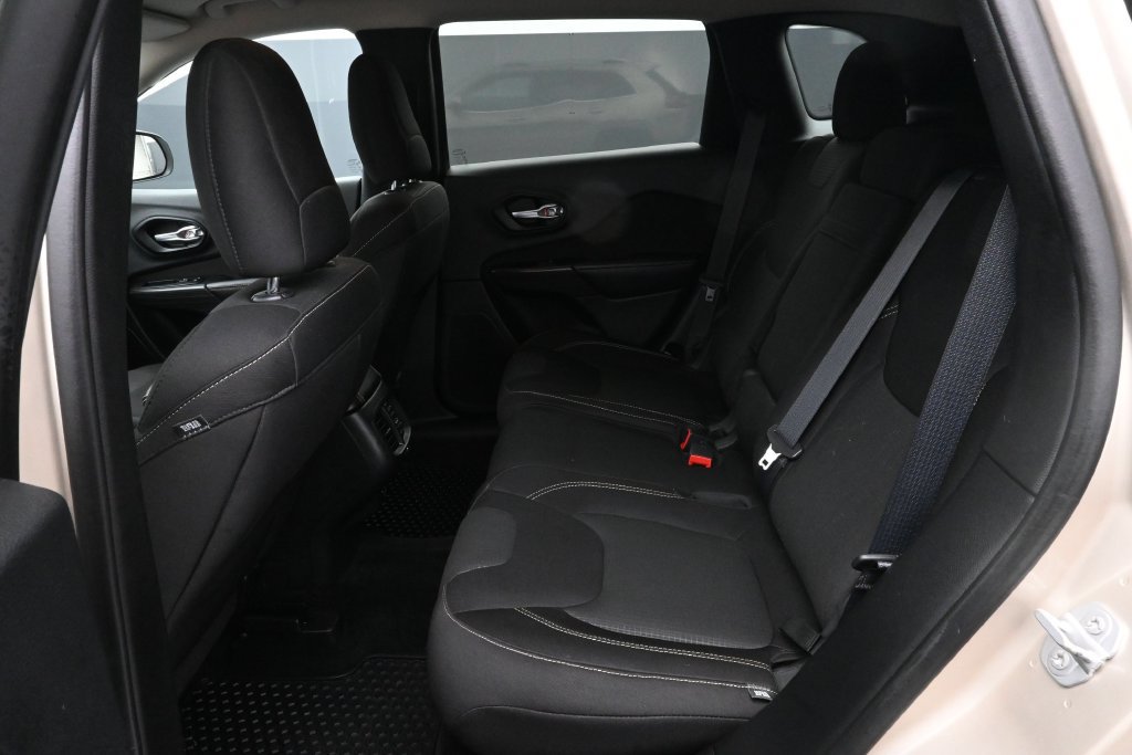 Used 2015 Jeep Cherokee Latitude w/ Comfort/Convenience Group FWD image 12