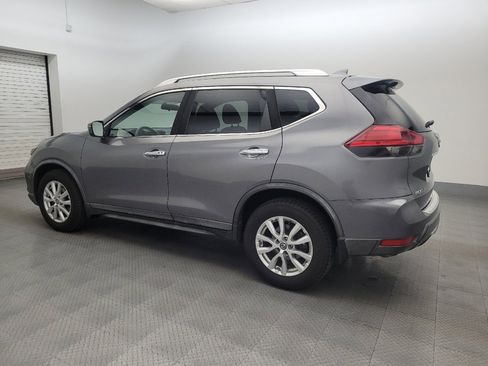 Used 2017 Nissan Rogue SV image 3
