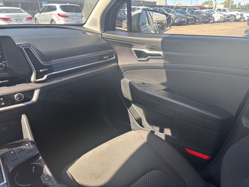 Used 2025 Kia Sportage LX AWD/4WD image 33