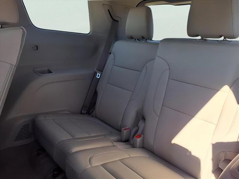 Used 2023 GMC Acadia SLT w/ Preferred Package image 13