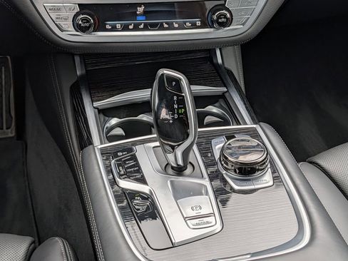 Used 2022 BMW 740i xDrive w/ M Sport Package image 15