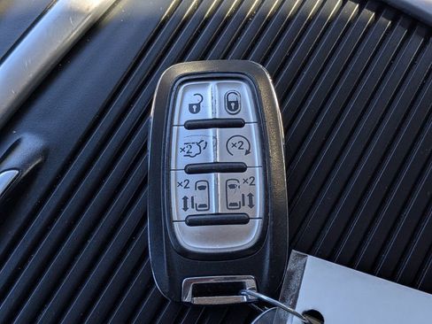 Used 2022 Chrysler Pacifica Touring-L image 33