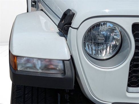 Used 2023 Jeep Gladiator Overland image 11