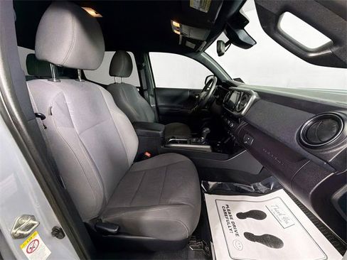 Used 2018 Toyota Tacoma TRD Sport w/ Technology Package image 28