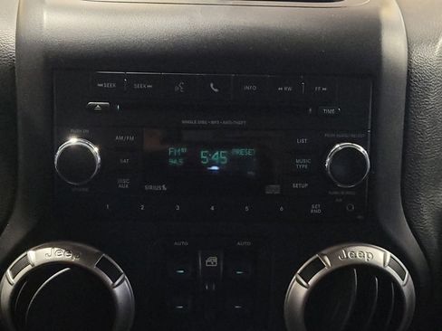 Used 2017 Jeep Wrangler Unlimited Sahara w/ Connectivity Group AWD/4WD image 25