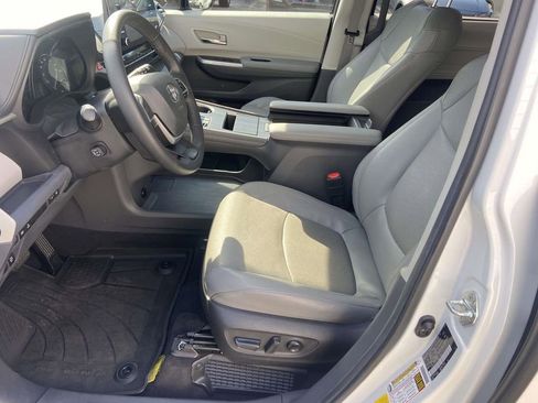 Used 2024 Toyota Sienna Limited FWD image 18