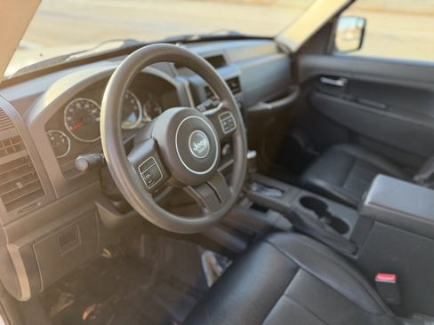 Used 2012 Jeep Liberty Sport image 18