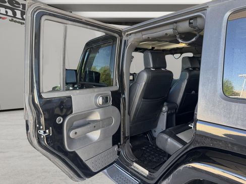 Used 2009 Jeep Wrangler Unlimited Sahara w/ Mopar Leather Group AWD/4WD image 9