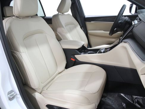 Used 2024 Jeep Grand Cherokee Limited image 18