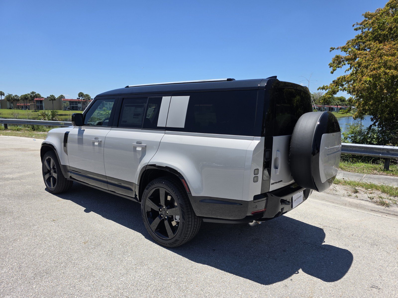 Used 2026 Land Rover Defender 130 X-Dynamic SE AWD/4WD image 2