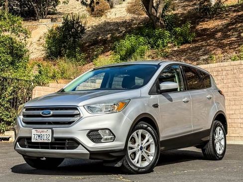 Used 2017 Ford Escape SE image 2
