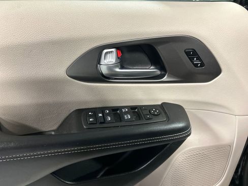 Used 2024 Chrysler Pacifica Touring-L image 14