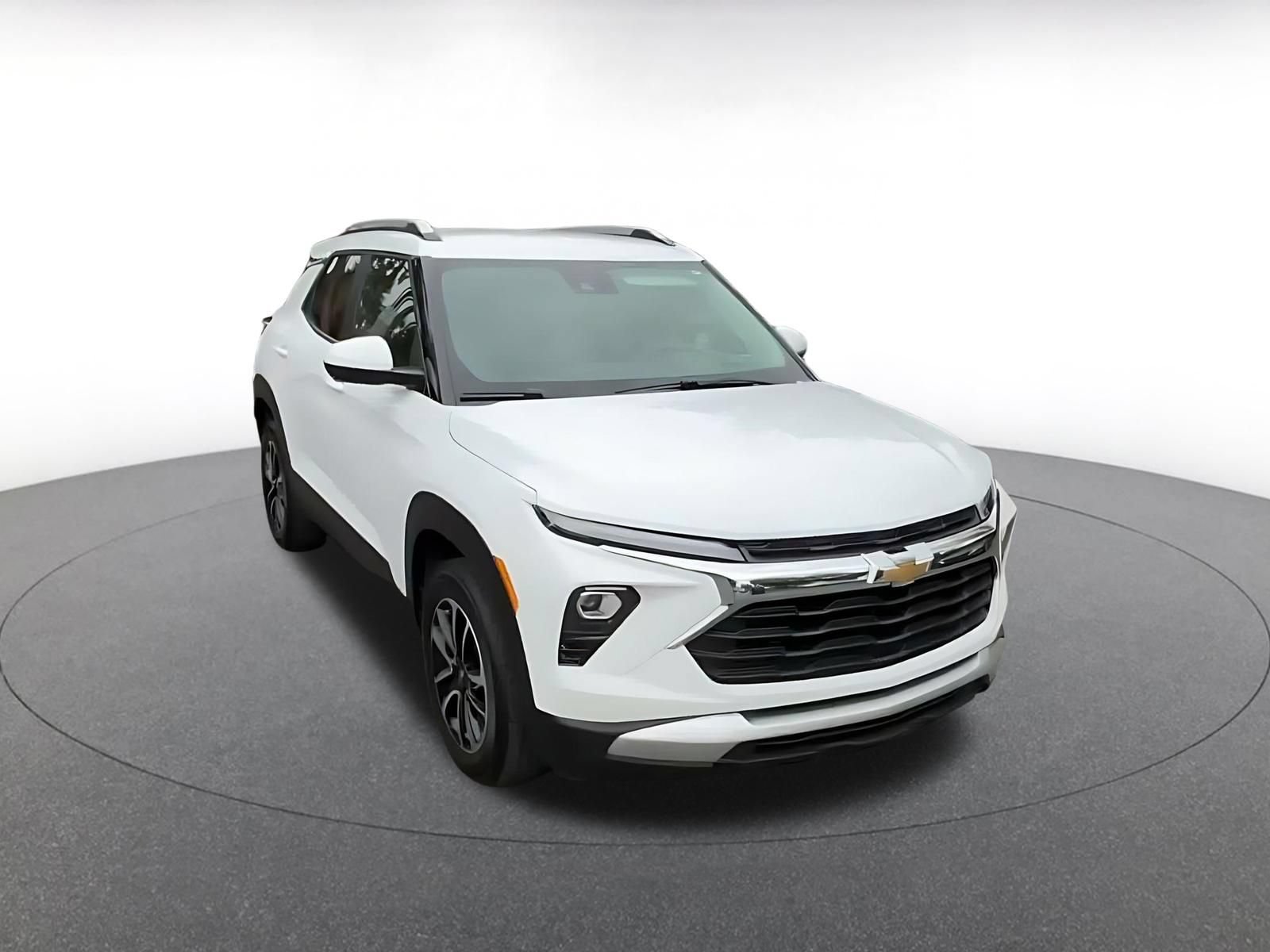 Used 2025 Chevrolet TrailBlazer LT AWD/4WD image 3