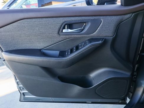 Used 2023 Nissan Rogue SV image 23