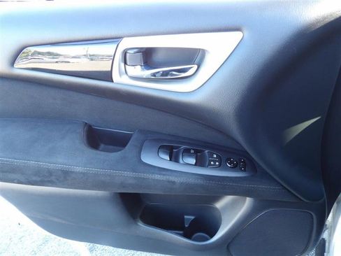 Used 2014 Nissan Pathfinder S image 11